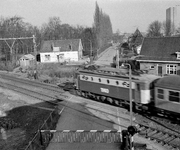 76556 Gezicht op de spoorwegovergang in de spoorlijn Utrecht-Arnhem aan het Houtensepad te Utrecht, uit het zuidwesten, ...